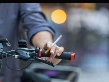 Bahaya Merokok pada saat Mengendarai Motor