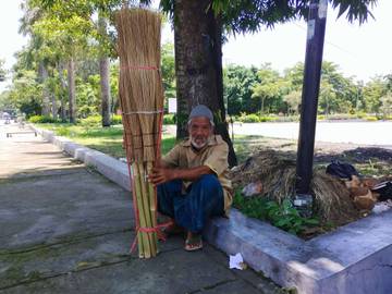 Potrer Lansia Penjual Sapu Lidi di Sudut Kota Selong 