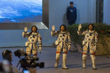 Enam Bulan Mengangkasa, Tiga Astronot China Kembali ke Bumi