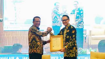 Menkum Serahkan Surat Pencatatan Ciptaan Buku Arif Havas Oegroseno ‎