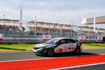 Persaingan Ketat Warnai Race 1 Krida Agya OMR di Sirkuit Mandalika