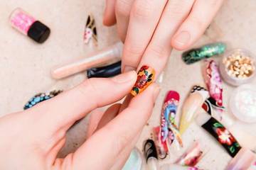 Bahaya Di Balik Cantiknya "Nail Art"