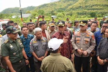 Wabup Pimpin Langsung Buka Penyegelan SDN di Bima 