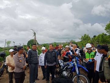 Tinjau Jalan Rusak di Sumbawa, Gubernur Janjikan Perbaikan Ruas Vital