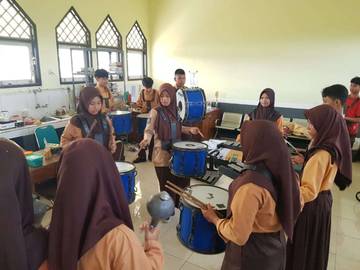 Drumband MTsN 2 Lombok Barat Cetak Karakter Juara