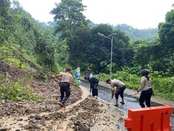 Longsor Tutup Jalur Pusuk, Polsek Pemenang Bergerak Cepat