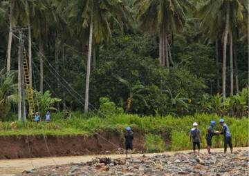 Terjang Arus Sungai, PLN Berhasil Pulihkan Listrik PascaBanjir 