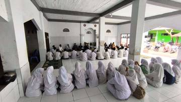Bawaslu Lombok Tengah Edukasi Pelajar Jadi Pemilih Cerdas Sejak Dini