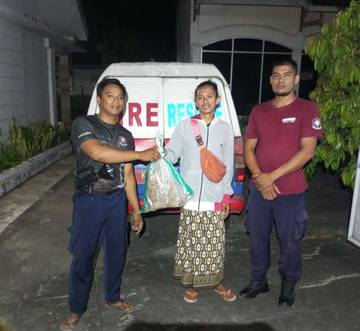 Damkarmat Lotim Evakuasi Sarang Tawon di Peringgasela