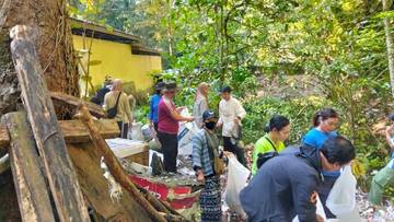 Polisi-Warga Bersihkan Sampah Plastik di Wisata Aik Nyet