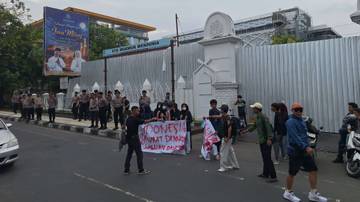 PolisiKawal Mimbar Bebas BEM Unram di Kantor DPRD