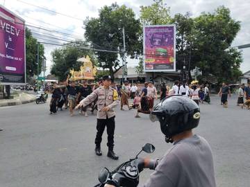 Polisi Amankan Upacara Ngaben di Pagesangan Timur