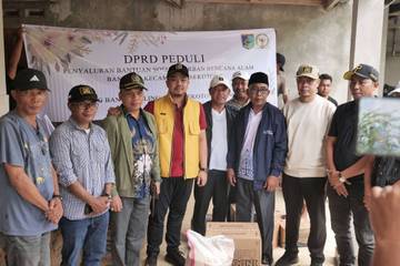 DPRD Lombok Barat Turun Langsung Bantu Warga Banjir