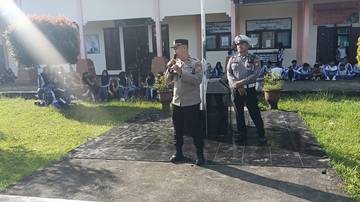 Polisi Sosialisasikan Tertib Lalu Lintas di SMKN 1 Narmada
