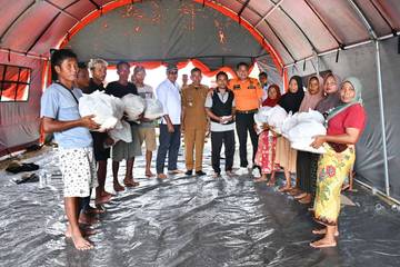 Pemda Lotim Salurkan Bantuan untuk Korban Banjir di Jerowaru