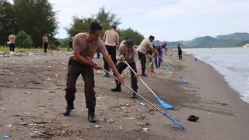 Polres Lombok Barat Bersihkan Pantai Wisata Dukung Program Presiden