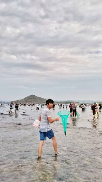 Ribuan Warga Tumpah Ruah ke Laut Meriahkan Festival Bau Nyale di Mandalika