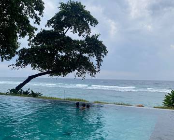 Sensasi Liburan di Kolam Renang Tepi Pantai