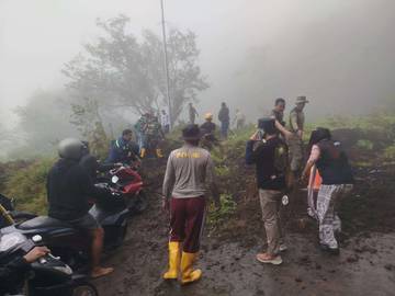 Tanah Longsor Tutup Jalur Wisata Pusuk Sembalun