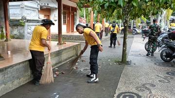 Polsek-Camat Narmada "Geruduk" Suranadi, Bersihkan Pura dari Sampah