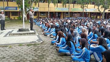 Polantas Sosialisasi Keselamatan Berkendara di SMAN 1 Narmada