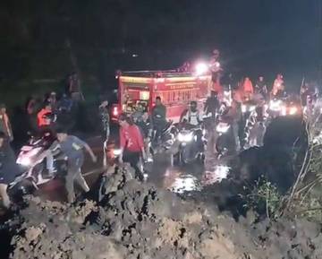 Material Longsor Pusuk Sembalun Berhasil Dibersihkan, Jalur Kembali Dilalui