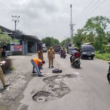 Pemprov NTB Tambal Jalan Praya–Keruak Usai Aksi Warga Viral