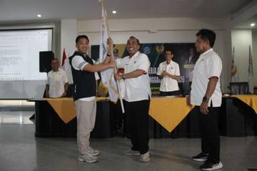 Serahkan Pataka, PBPI NTB Bakar Semangat Jelang Porprov dan PON