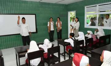 Happy Hearts Bangun Ruang Kelas di Lotim dari Plastik Daur Ulang