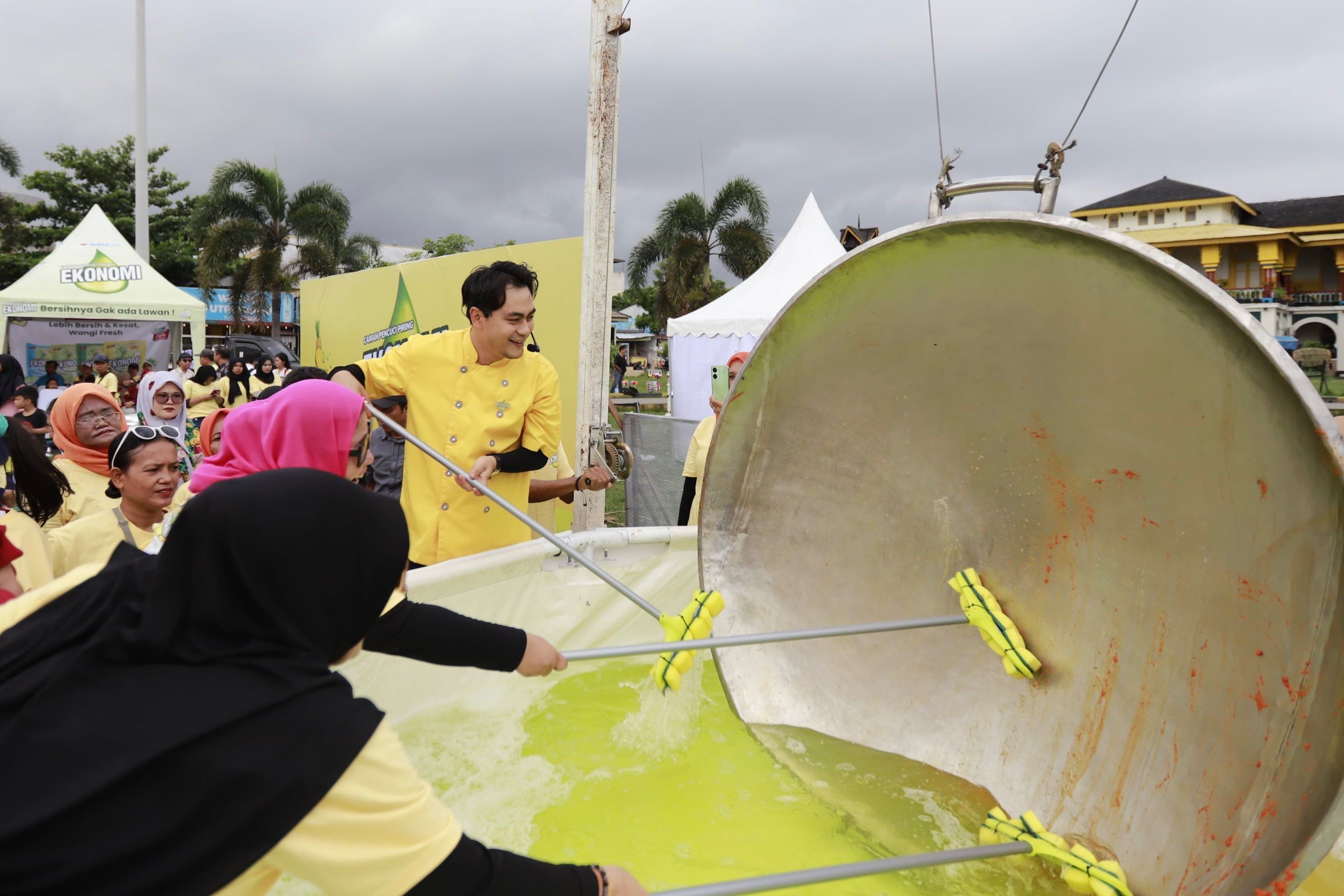 Sabun Pencuci Piring Pertama dengan Kesegaran Nanas