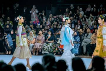Tenun Ulos Sumut Dikenalkan di Indonesia Fashion Week