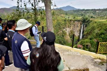 Asesor UNESCO Terkesan Melihat Peninggalan Gunung Toba