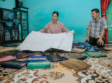 Dukung Pengrajin Lokal, Kahiyang Ayu Borong Songket Asahan