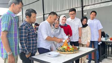 Cuci Mobil Sambil Teguk Secangkir Kopi