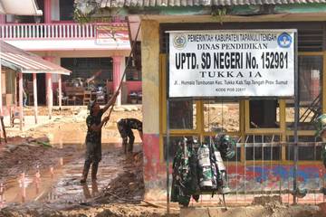Satgas Gulbencal Kodam I/BB Bersihkan SDN Tukka Pascabencana 