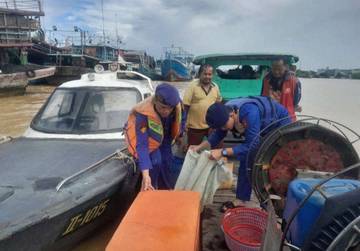 Sat Polairud Tanjungbalai Periksa Kapal Nelayan dalam Patroli
