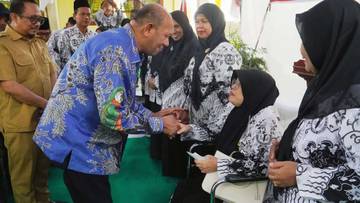 Bupati Langkat Salurkan Donasi untuk GTK Terdampak Banjir