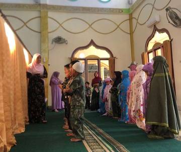 Penyuluh Agama Mempraktikan Tata-Cara Shalat Kepada Anak USia-Dini