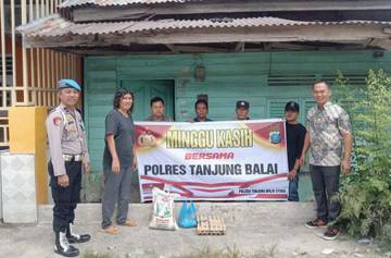 Polsek TBU Salurkan Bantuan Sembako Kepada Warga 