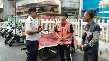 Dishub Tanjungbalai Serahkan Rompi Petugas Parkir Resmi