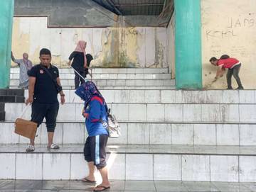 OPD Gotong Royong Bersihkan GOR Tanjungbalai