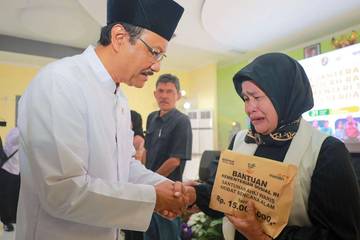 Mensos Menyerahkan Santunan Untuk Ahli Waris Korban Banjir