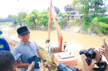 Pemko Medan Kerahkan Alat Berat Bersihkan Sungai Deli