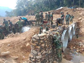 Rampungkan Pembangunan Jembatan Armco di Desa Bair