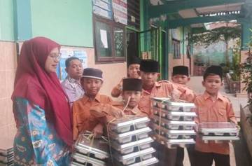 Penuh Semangat Siswa MIN 2 Tanjungbalai Antusias Terima-MBG