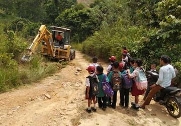 BPBD Dairi Tangani Jalan Longsor
