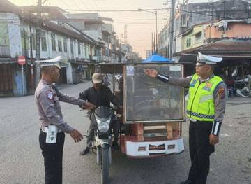 Polres Tanjungbalai Berbagi Brosur dan Stiker di Jalan