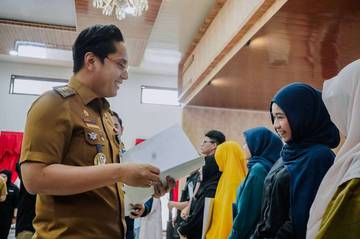 Rico Waas Serahkan Sertifikasi Halal pada 100 UMKM