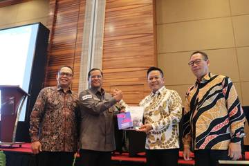 KPK Serahkan Buku Pendidikan Antikorupsi dalam Forum SNPMB 