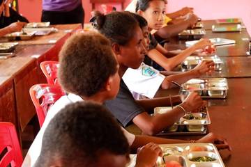 Sebanyak 284 Siswa SMPN Buti Merauke Dapat Makan Gratis 